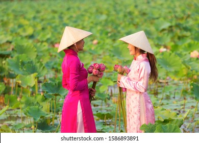 711 Vietnam girl in a traditional lotus lake Images, Stock Photos ...