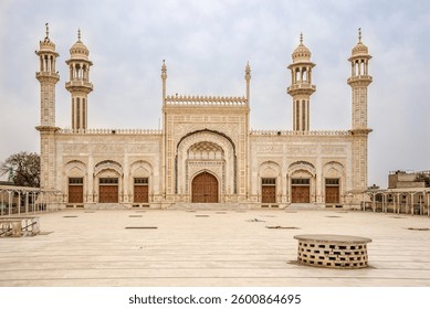 View at the Al-Sadiq mosque in the streets of Bahawalpur in Pakistan