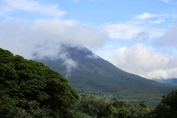 Vista Del Volcán Arenal Por El Parque De Puentes Colgantes Del Arenal Mistico, La Fortuna, Provincia De Alajuela, Costa Rica - Nov18.