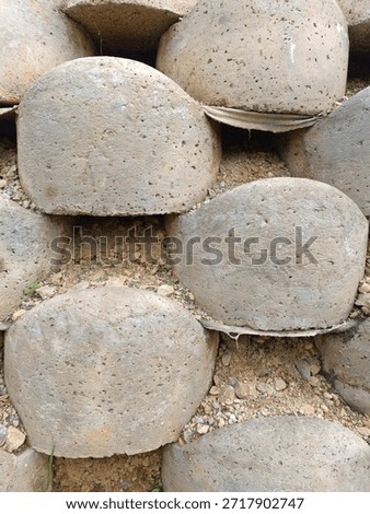 A view of a background made of decorative cement sculptures.