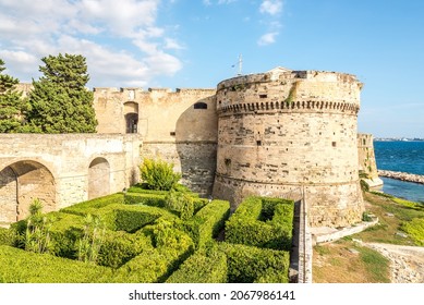 Blick auf den Bastion and Wall of Aragon Catle an der Küste des Ionischen Meeres in Tarent - Italien