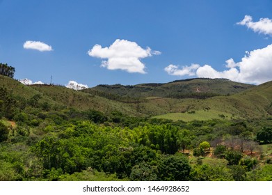 View of the beautiful mountainous landscape at KM 269 of MG-050 "Newton Penido" highway (looking to the right) heading to Betim, inside Piumhi region. Piumhi, Minas Gerais - Brazil.