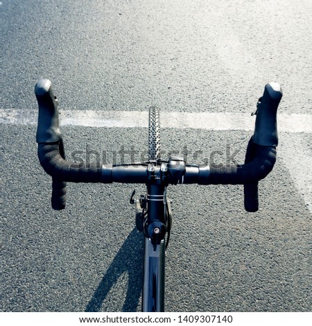 View to bycycle handlebars with no hand on it