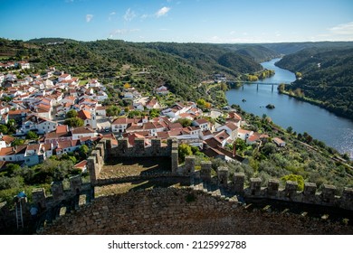 Der Blick vom Castelo de Belver mit der Landschaft des Rio Tejo und der Stadt Belver in Alentejo in Portugal.  Portugal, Belver, Oktober 2021