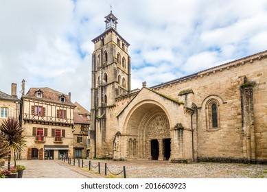 Aussicht auf die Kirche und Abtei von Saint Pierre in Beaulieu-sur-Dordogne - Frankreich
