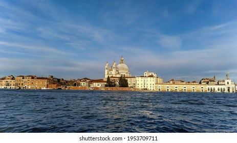 Vistas a la iglesia y a otras casas antiguas de Venecia desde el lado del canal