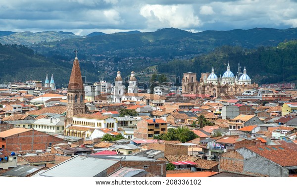 エクアドルのクエンカの街は 曇った日に教会が多く見えます の写真素材 今すぐ編集