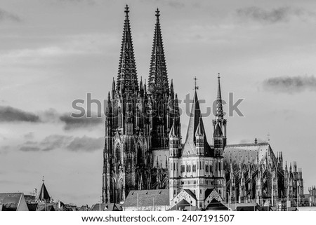 
View of the Cologne Cathedral in a black and white photo