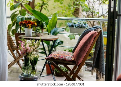 Aussicht auf einen gemütlichen Balkon oder eine Terrasse mit grünen Pflanzen. Hausgartenkonzept.
