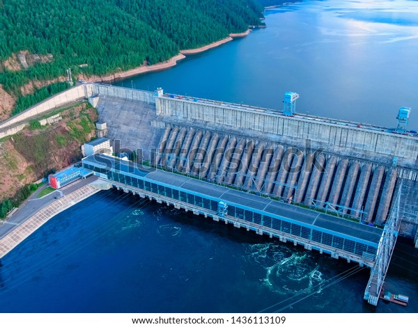 エニセイ川 ロシア シベリア 夕暮れ 空からの水力発電所のダムの眺め の写真素材 今すぐ編集