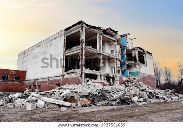 View of the demolition of a multi-storey\
building. Dismantling and demolition of buildings and structures.\
Destroy concrete