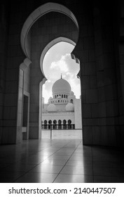 Vue d'un dôme de la mosquée Sheikh Zayed à travers une arche. Un angle unique de la plus belle et spectaculaire mosquée Sheikh Zayed, Abu Dhabi.