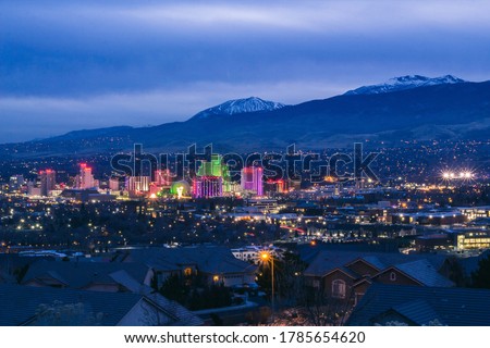 View of downtown Reno, NV at dusk with the Sierra Nevada Mountains in the background. Imagine de stoc © 
