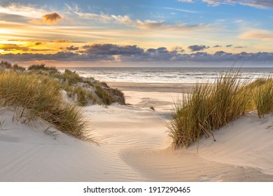 Вид с вершины дюны на закат в Северном море с острова Амеланд, Фрисландия, Нидерланды