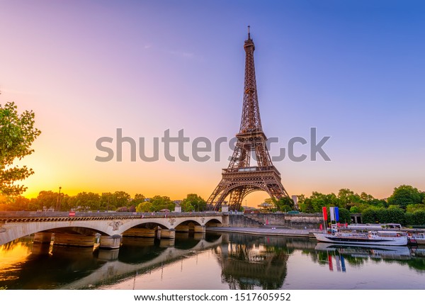 日の出のとき フランスのパリにあるエッフェル塔とセイン川の眺め エッフェル塔はパリで最も象徴的な史跡の一つだ パリの建築と史跡 パリのはがき の写真素材 今すぐ編集