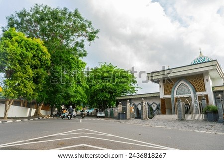 a view of the entrance to the Masjid al Hikmah mosque in Tanjungpinang City, this mosque was built by ethnic Indians who were in Tanjungpinang in the 1850s
