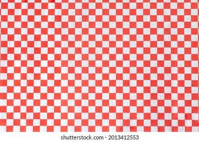 A View Of An Entree Paper Liner Featuring A Red And White Checker Pattern.