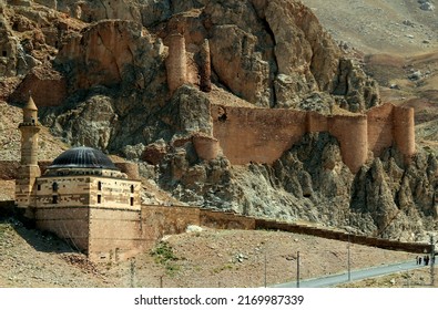 View of Eski Bayezıd Cami Mosque and  Castle against the backdrop of mountains near Dogubayazıt, in Eastern Anatolia region, Turkey