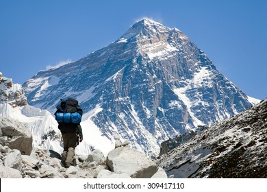 view of Everest from Gokyo valley with tourist on the way to Everest base camp, Sagarmatha national park, Khumbu valley, Nepalese Himalayas