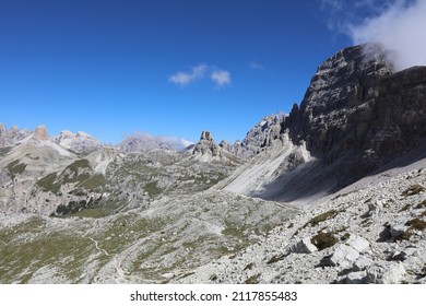 Aussicht auf die berühmte Drei-Zinnen-Hütte. Dolomiten. Südtirol. Italien