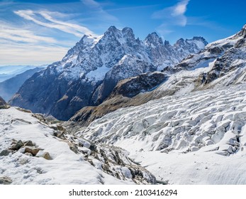 Aussicht auf den Gletscher Blanc (2542 m) und den Pelvoux (3946 m) im Ecrins-Massiv in den französischen Alpen, Frankreich