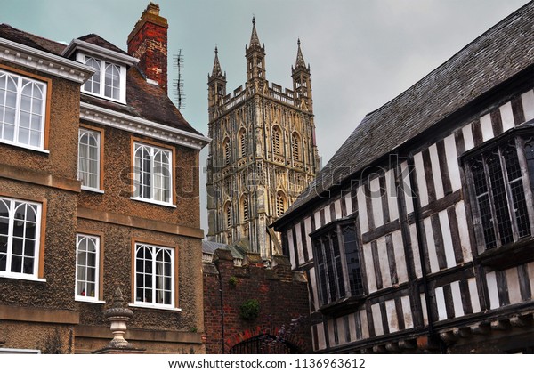 グロスター大聖堂と古い地元の家々の眺め 英国グロチェスター の写真素材 今すぐ編集 グロスター大聖堂と古い地元の家々の眺め 英国グロチェスター の写真素材 今すぐ編集