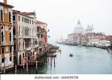 Vista del Gran Canal y de la Basílica Santa Maria della Salute en Venecia, Italia. Día nublado. Famoso destino turístico. Concepto de viajes y vacaciones