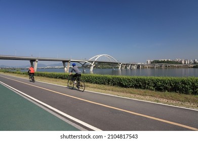 The view of the Han River bike path in front of Guri-amsa Bridge