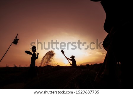 Similar – Vater und Sohn spielen im Park bei Sonnenuntergang Zeit. Menschen, die Spaß im Freien. Konzept der Sommerurlaub und freundliche Familie.