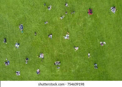 Aussicht von der Höhe der Menschen ruhen auf dem Rasen im Park
