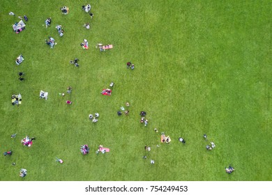 Aussicht von der Höhe der Leute auf einem grünen Rasen im Park