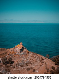 Blick von der Höhe des Tempels auf dem Ufer des schönen blauen Sees Sevan