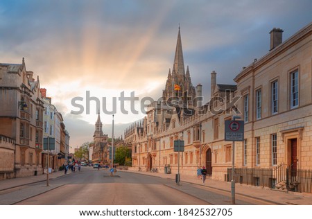 View of High Street road with Cityscape of Oxford at sunset - St Mary's University Church