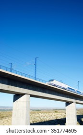 vista de un tren de alta velocidad que atraviesa un viaducto en Roden, Zaragoza, Aragón, España. AVE Madrid Barcelona.