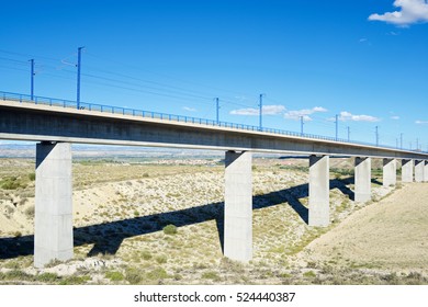 vista de un viaducto de alta velocidad en Roden, Zaragoza, Aragón, España. AVE Madrid Barcelona.