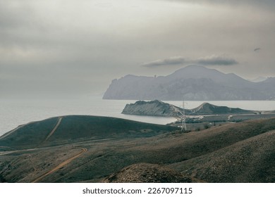Vista desde las colinas de la montaña Kara-dag, cabo Chameleon, Bahía Quiet en primavera. Koktebel. Crimea