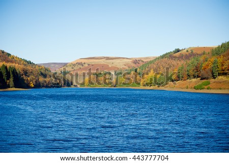 View of Howden Dam and Reservoir, Peak District National Park, Derbyshire, UK. Howden Reservoir is the top one of three reservoirs in the Upper Derwent Valley in the north-east of Derbyshire, England. Foto d'archivio © 
