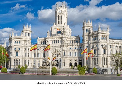 Vista del emblemático Palacio de Cibeles (Palacio de Cibeles), en Madrid, España, que actualmente sirve como el ayuntamiento de Madrid