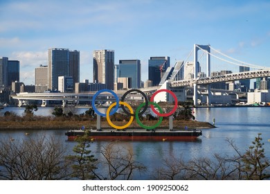 View from Odaiba（お台場） including Rainbow bridge and Olympic Rings（五輪）, Tokyo, Japan. December 31, 2020.
