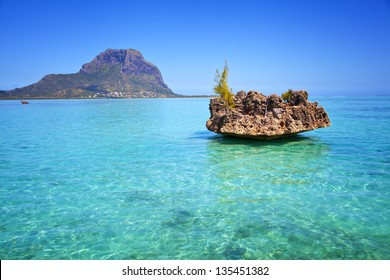 Aussicht vom Indischen Ozean auf die Insel Mauritius. Südküste der Insel.