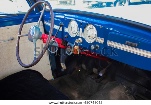 View of the\
interior of an old vintage car\
(car)