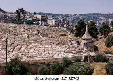 View Of The Kidron Valley. Holy Jewish Cemetery In Jerusalem. Place Of Pilgrimage. Burials Of Saints. Orthodox Judaism. Mount Of Olives