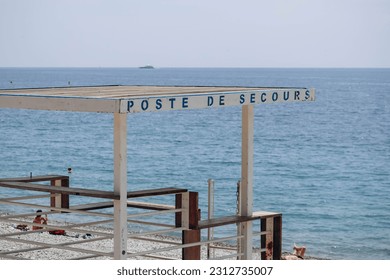 
				View of the lifeguard post on the beach in Nice. The inscription in French "rescue post"