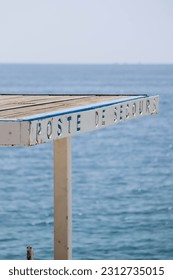 
				View of the lifeguard post on the beach in Nice. The inscription in French "rescue post"