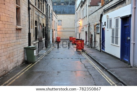 view long dark alley inner city の写真素材 今すぐ編集 782350867