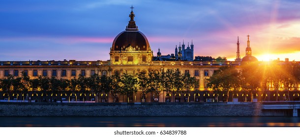 Photos Images Et Photographies De Stock De Monument Lyon