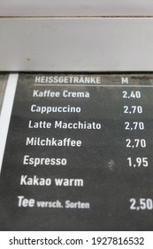 Aussicht auf eine Karte als Tafeltafel mit der Aufschrift Kaffee Cappuccino Kakao