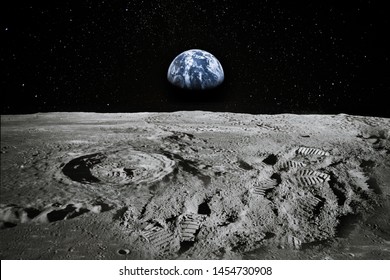 Vista de la extremidad lunar con la Tierra levantándose en el horizonte. Huellas como prueba de que la gente está ahí o de que hay mucha falsificación. Collage. Elementos de esta imagen amueblada por la NASA.