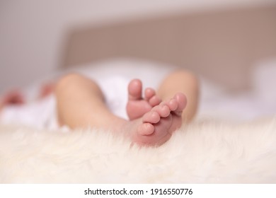Aussicht auf die neugeborenen Füße auf dem Bett