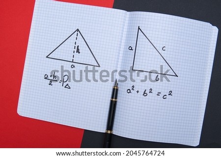 View of the notebook with the Pythagorean theorem and the formula for the area of the triangle.